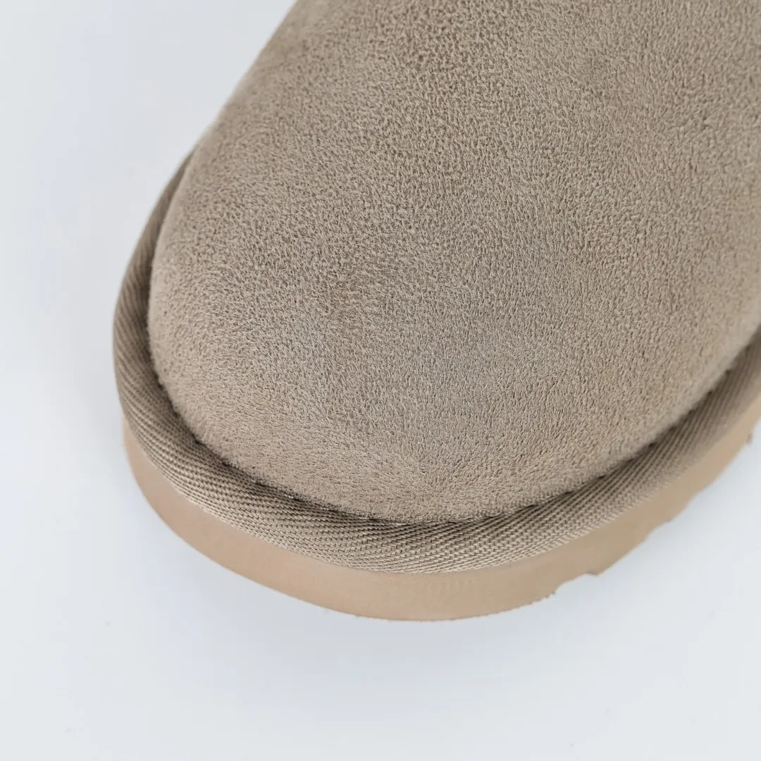Pick up locally 💰520, core recommendation, good price, UGG Classic Mini mid-tube series, Xiaohongshu hot model, Henan Longfeng leather production, sheepskin and wool integration, top quality in the market, 2-3 cm cashmere insole, keeping warm in winter, suitable for home use. In the new year, uug launched a style series, which is partially biased towards the preferences of young consumers, and has also been at the forefront of fashion trends. Shoe body material, water-repellent coated suede upper 17mm UGGPURE™ implanted wool insole Lightweight non-slip comfortable rubber outsole With brand LOGO Trademark Comes with full packaging Size: 35 36 37 38 39 40